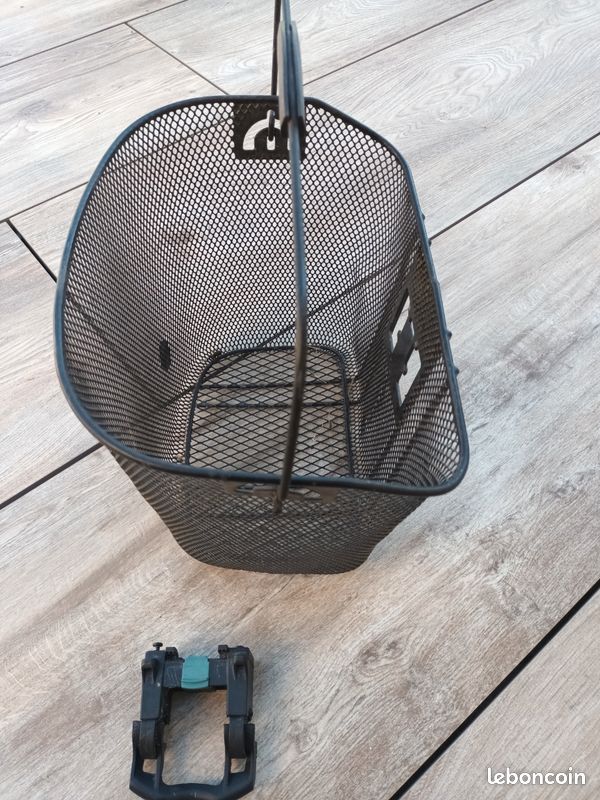 Panier avant vélo de ville sur pivot de fourche 25.4 et axe de roue
