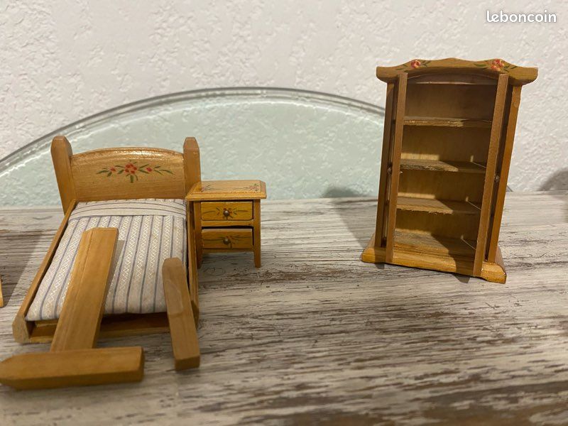 QIYUDUOLA Buffet miniature en bois à l'échelle 1/16 pour maisons de poupées, accessoires de meubles