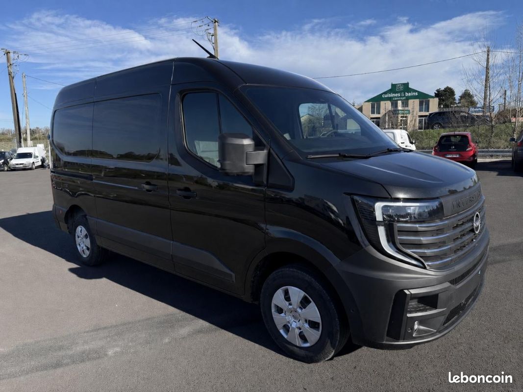 NISSAN INTERSTAR Tekna 3.5t L2H2 2.0 dCi - 150 - kit bois - Noir Crepuscule - Disponible en stock (image 1)