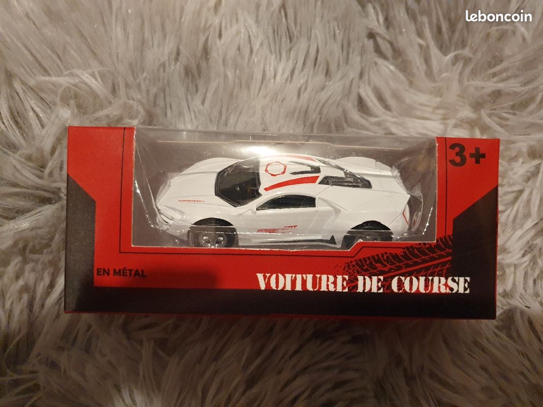 Voiture de course en métal (image 3)