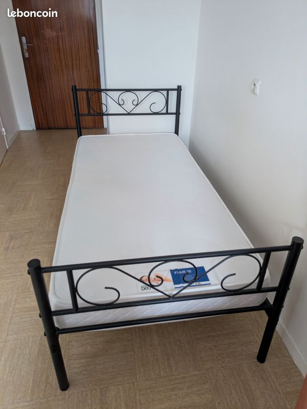 Lit en fer forgé et matelas (image 1)