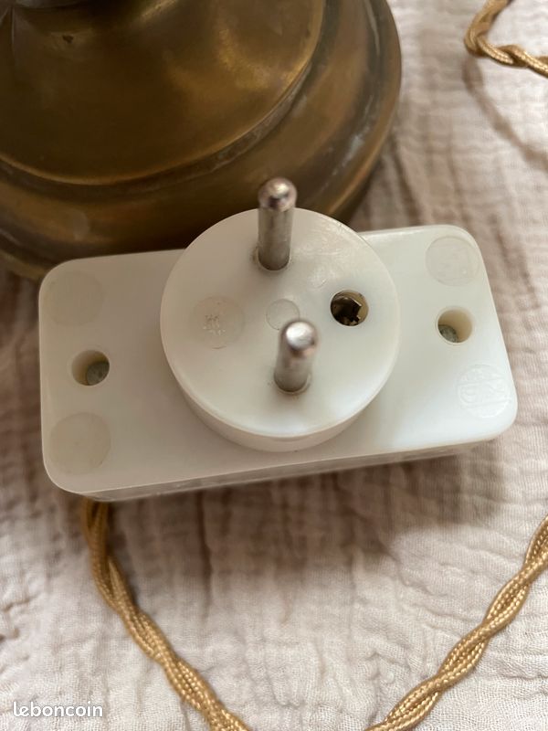 Ancienne lampe à pétrole en faïence et laiton électrifiée (image 10)