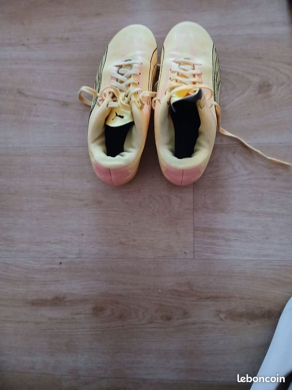Chaussurescde foot pour enfant trés bon état (image 2)