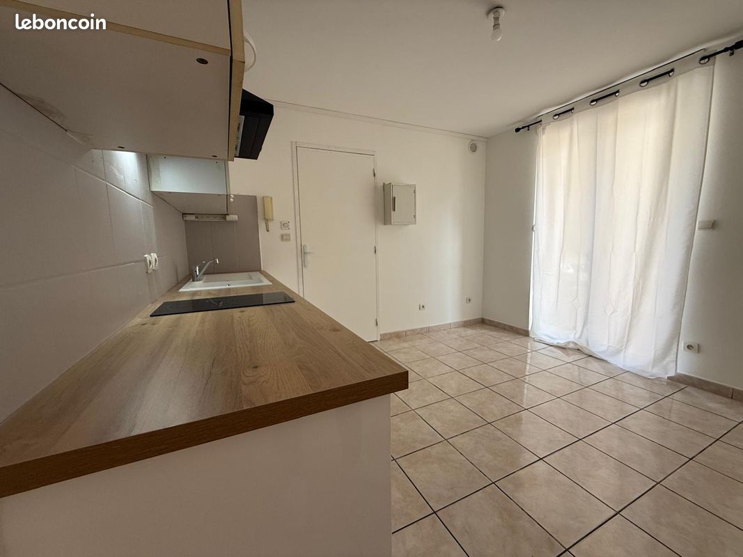 Appartement 1 pièce 24 m² · à Bédarieux · 24 m² · 300 €