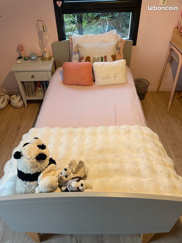 Vend lit enfant Cyrillus et table de nuit Jacadi (image 1)