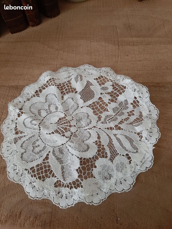 NAPPERONS BRODE MAIN DENTELLE AUX FUSEAUX POINT DE CLUNY blancs 15x25