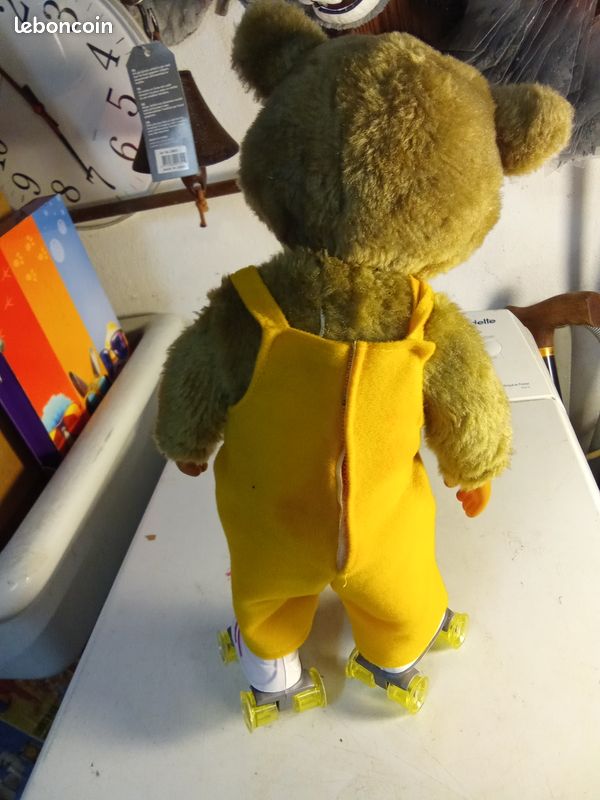 Vend Peluche ours Sammy Skates vintage - 1985 avec salopette jaune et patins à roulettes - Lecture de musique, état de fonctionnement H38 CM (image 5)