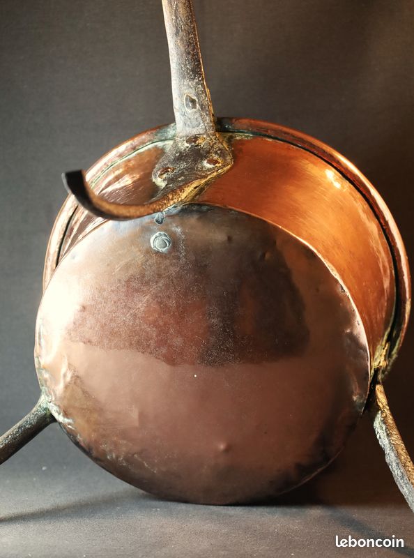 Chaudron ancien en cuivre martelé sur trépied en fer forgé (image 10)