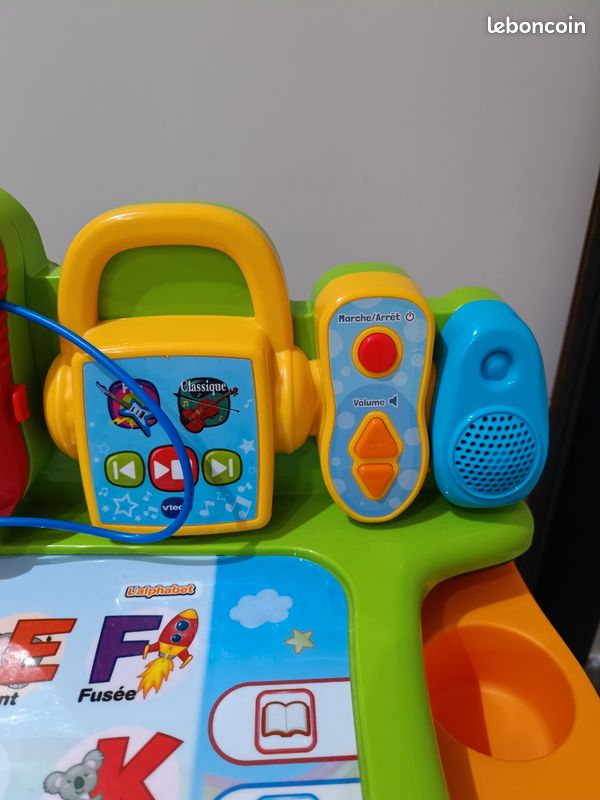 Bureau interactif 3 en 1
Quelques marques d'usure (voir photos) mais en parfait état de fonctionnement.
A partir de 3 ans (image 6)
