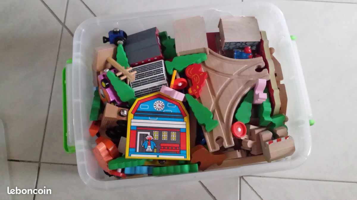 Train en bois avec bac de rangement (image 2)