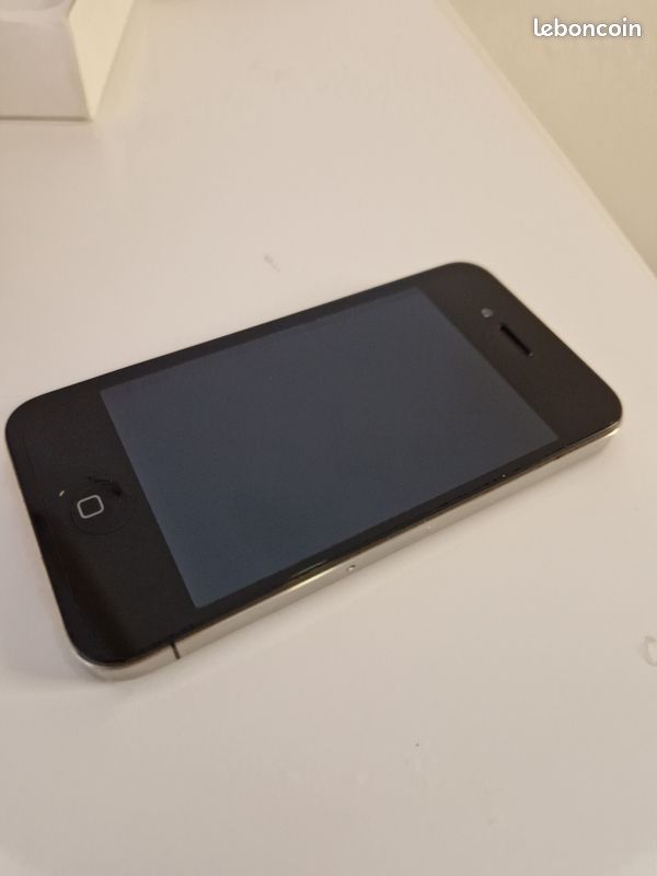 Iphone 4 Noir - 16Go - Très bon état (image 3)