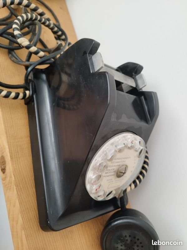 Ancien téléphone à cadran en bakélite noir, PTT, année 1965, France Paris - Décoration