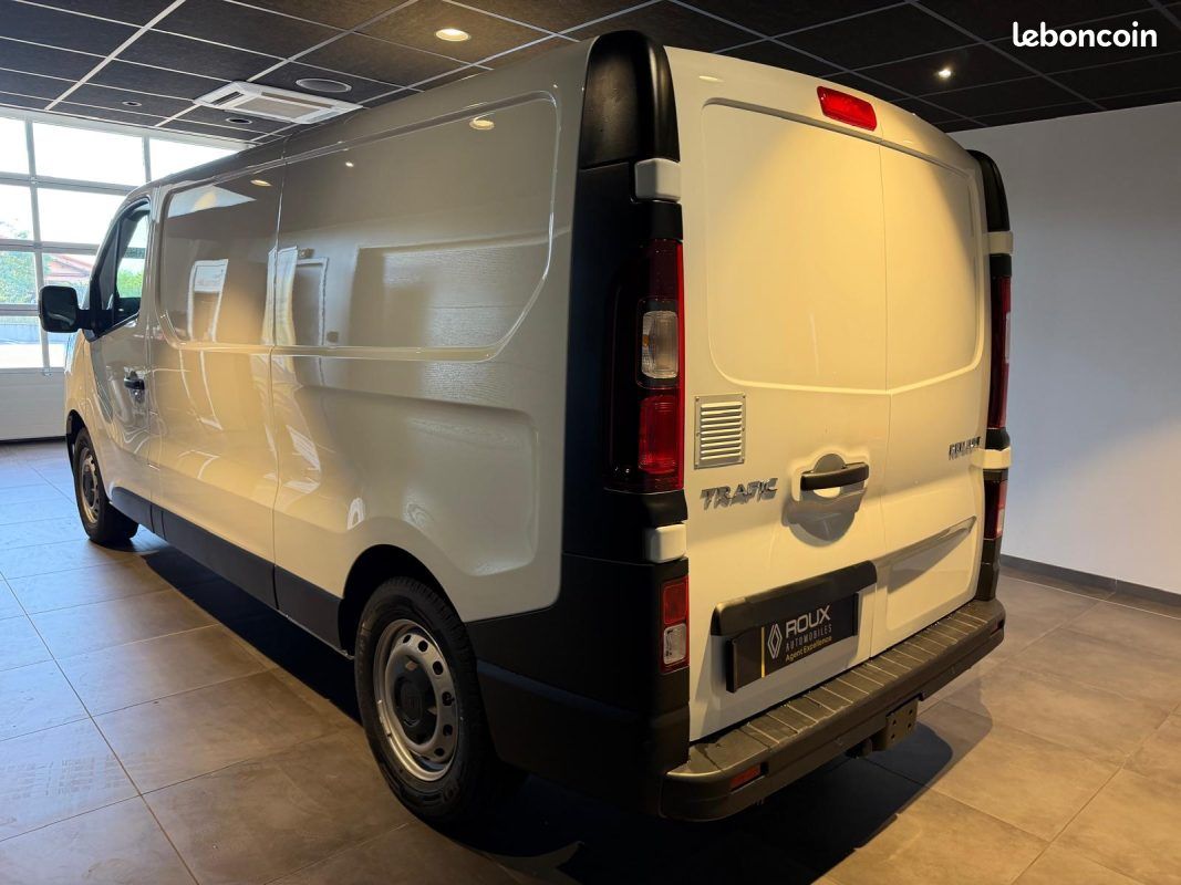 Renault trafic l2h1 3t 2.0 blue dci 150 advance / attelage / habillage bois / prix ht 2026 (image 2)