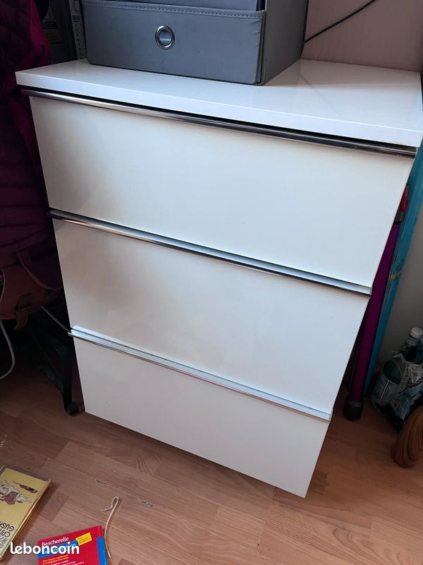 Livraison possible - COMMODE 3 TIROIRS laqué parfait état Tiroirs sur glissières métalliques avec retour automatique et frein Meuble chambre armoire produit haut de gamme (image 1)