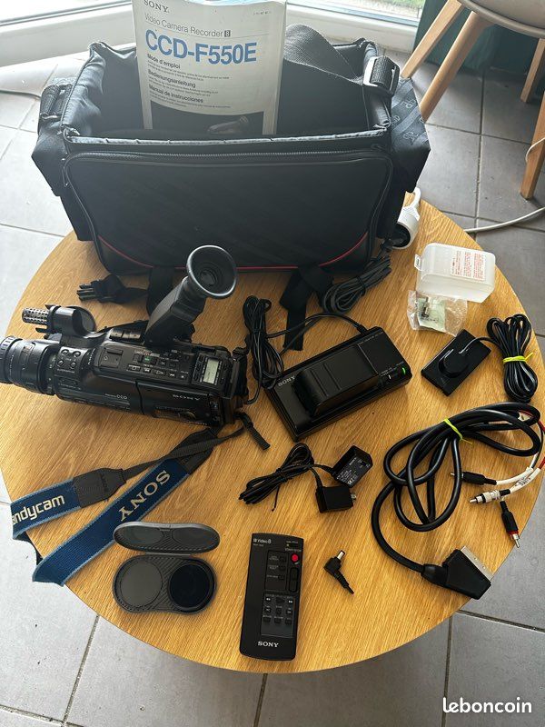 Sony Handycam Video 8 CCD-F550E + accessoires – Vintage (image 1)