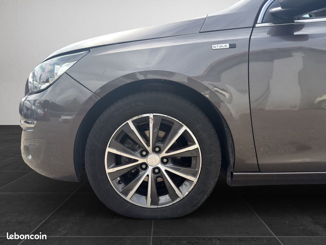PEUGEOT 308 1.2 PureTech 110ch SS BVM5 Allure (image 19)