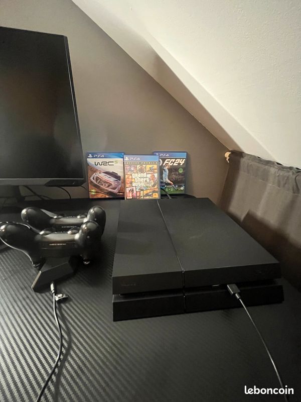 PS4 avec jeux et manettes (image 1)