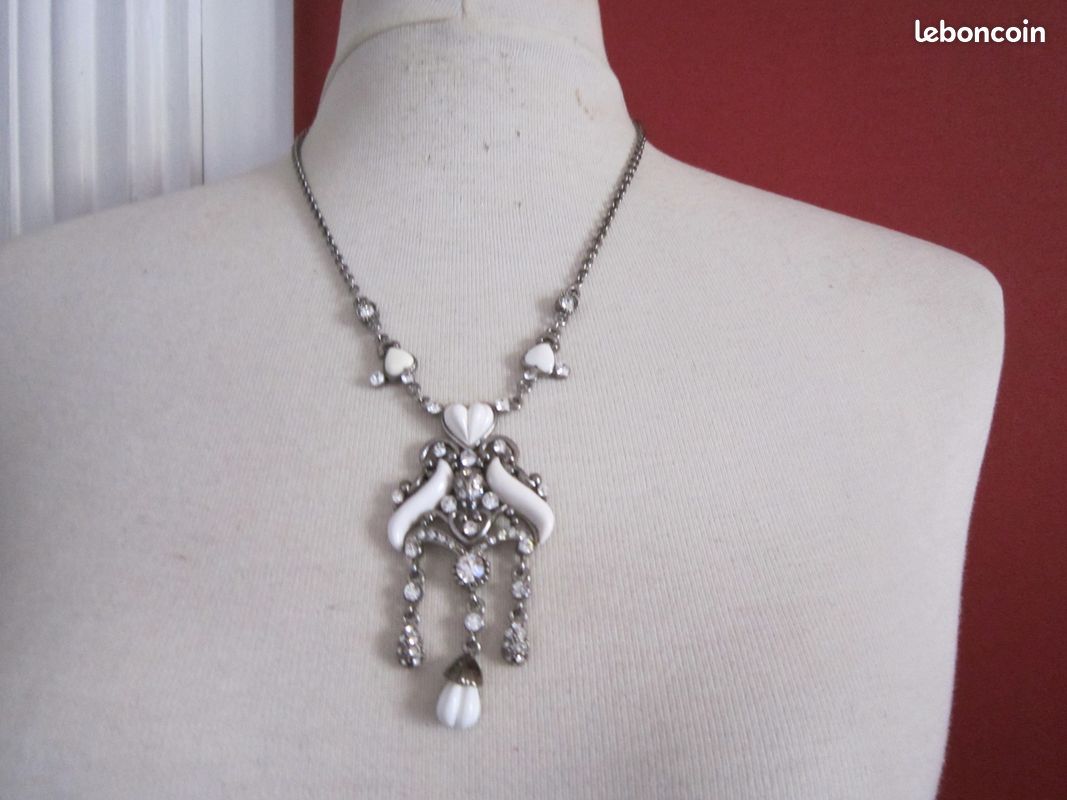 Ensemble blanc collier et boucles d'oreilles (image 3)