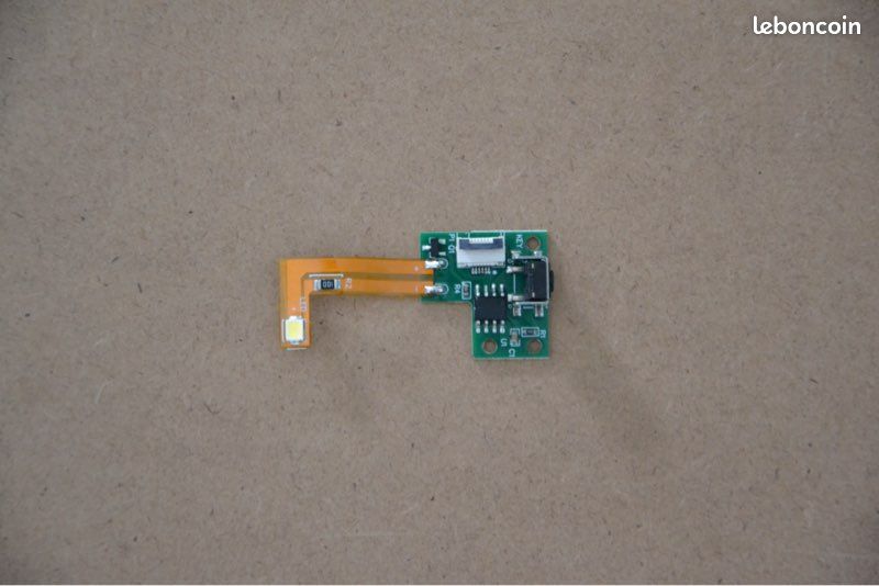 Petite carte électronique avec LED et connecteur (image 1)