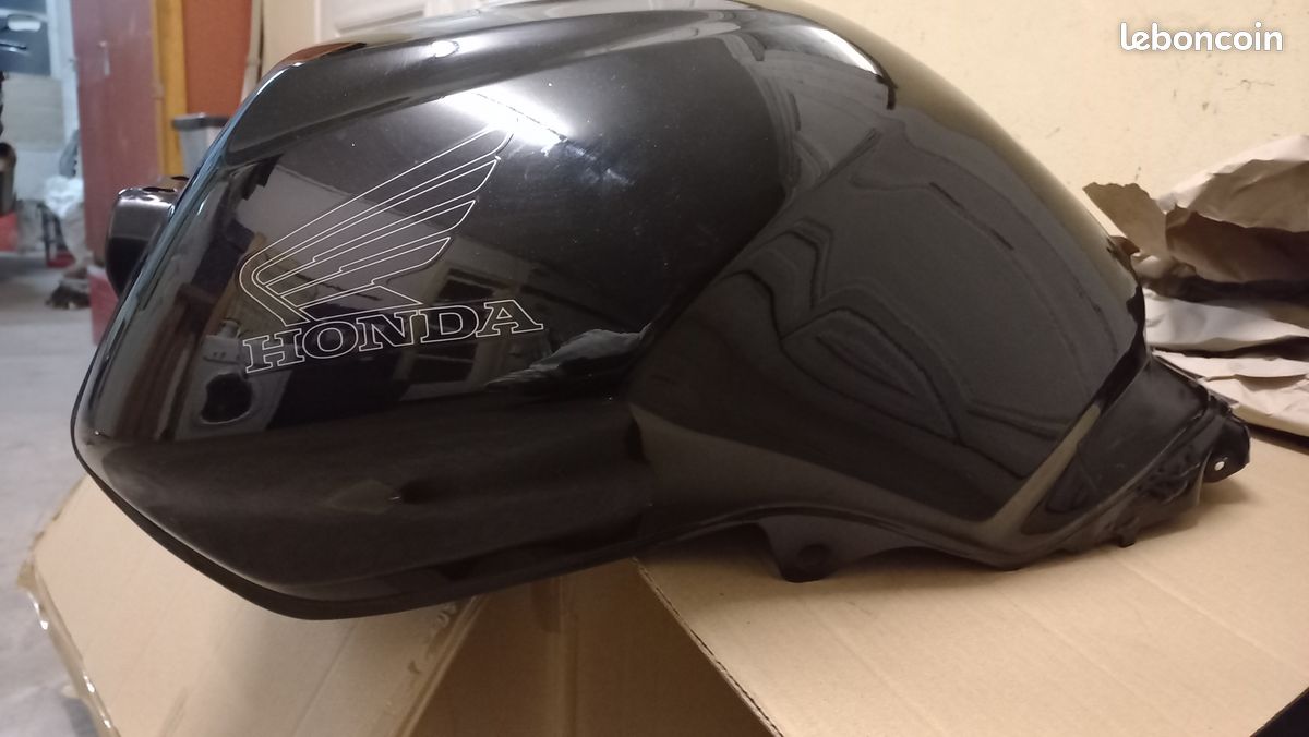 Réservoir Honda 1000 CBF 2009 noir choqué (image 1)