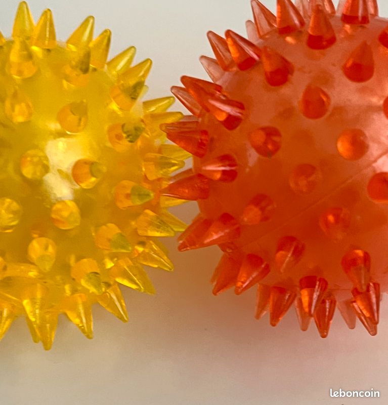 Lot de deux balles couinantes, massantes, très résistantes, jaune et rouge, 5,5cm de diamètres pour chiot, petit chien et chat (image 2)