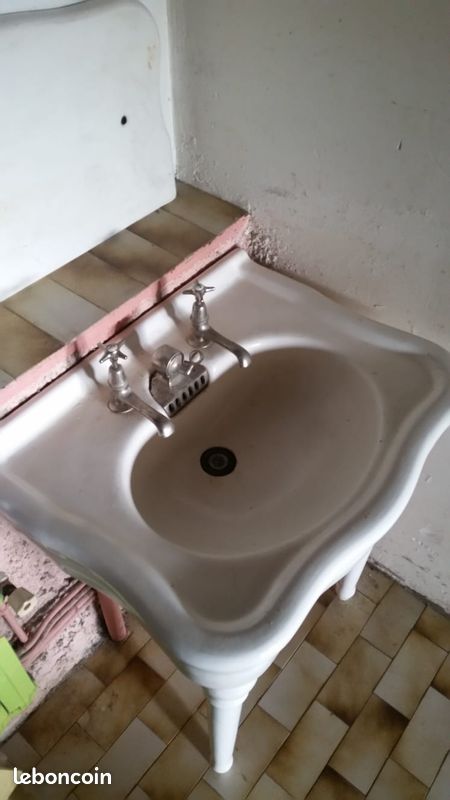Superbe lavabo 1900 robinetterie d'origine à réviser. Minuscules traces d'usage. Hauteur vasque 90 cm , largeur 70 cm . Plaque arrière 70 de large sur 40 de haut (image 5)