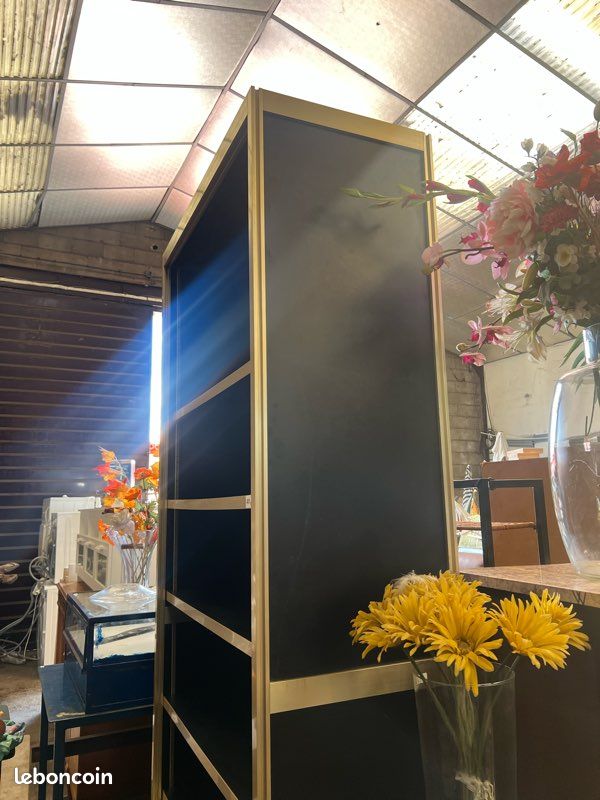 Grande étagère noir et dorée avec une vitrine (image 2)