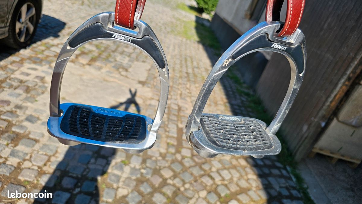 Étriers D'équitation Inclinés Aluminium – 2.5″ – Bande De Roulement Caoutchouc – Neufs