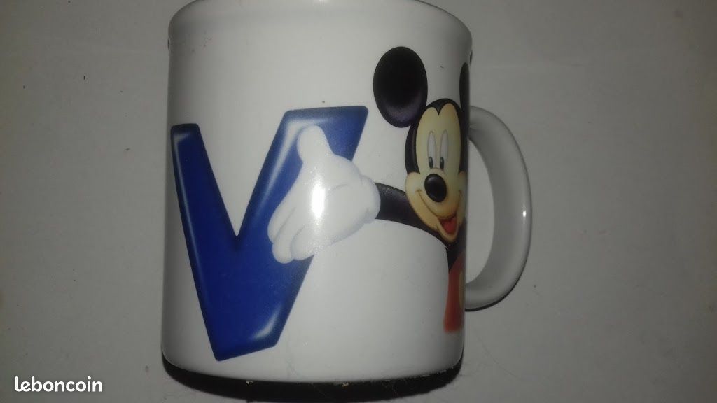1 tasse v de mickey de disneyland(ap) (image 1)