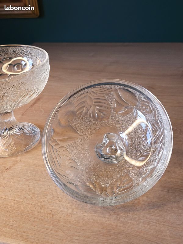 🍇 Bonbonnière ancienne sur pied en verre moulé – Décor fruits & feuillage (image 5)