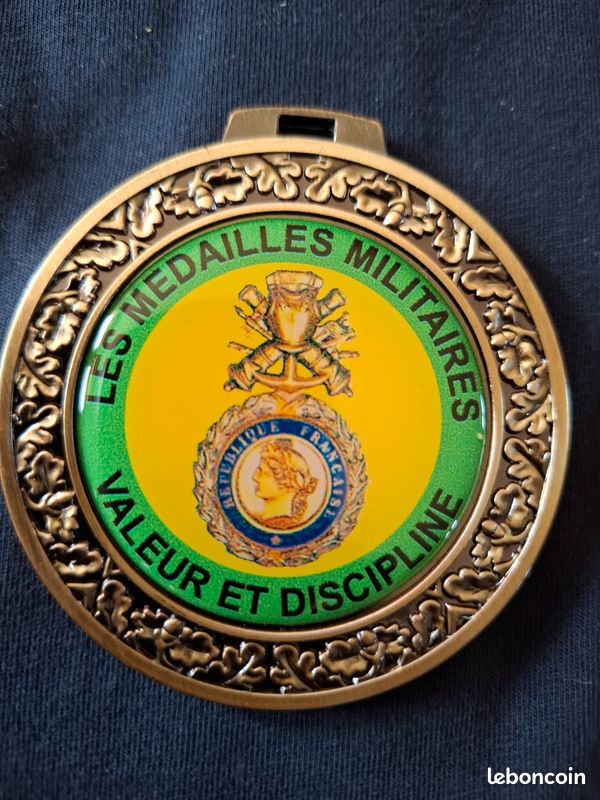 Médaille Militaire « Valeur Et Discipline » Avec écrin, Fabrication Française