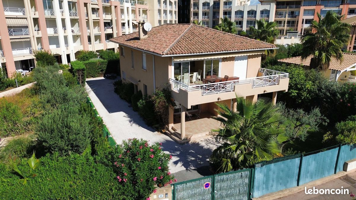 Maison 9 pièces 243 m² · à Fréjus · 243 m² · 2 498 000 €