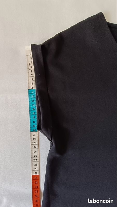 Blouse fluide élégante noire (image 11)