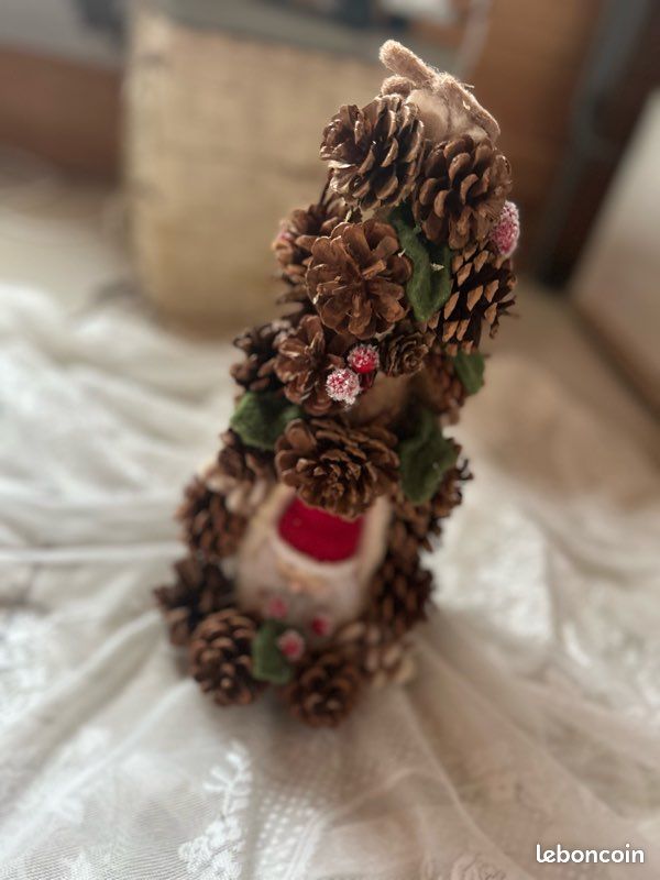 Décoration de Noël - Sapin en pomme de pin (image 1)