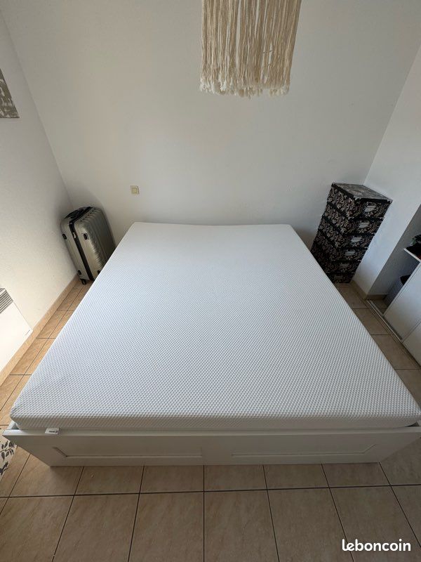 Lit IKEA (cadre lit + sommier + matelas) 180x200 (image 1)