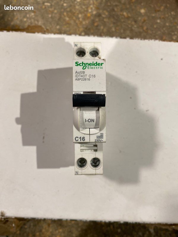 Disjoncteur Schneider 16 A idt40t a9p22616 (image 1)