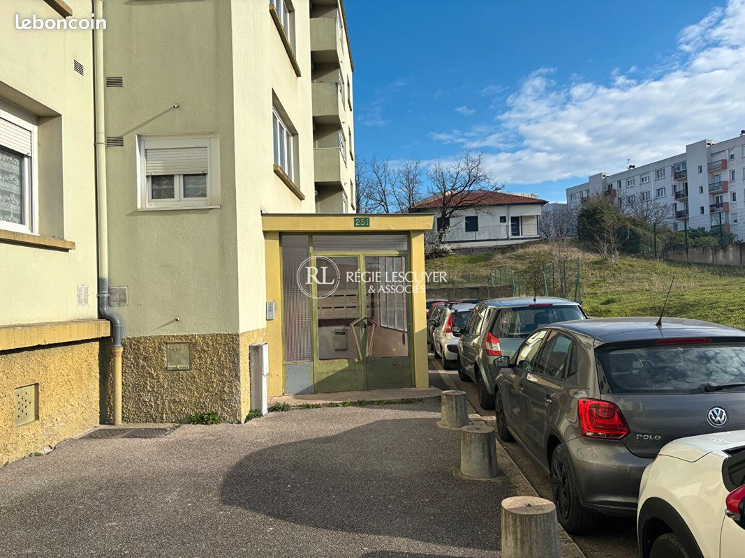 Appartement 3 pièces 56 m² · à Décines-Charpieu · 56 m² · 800 €