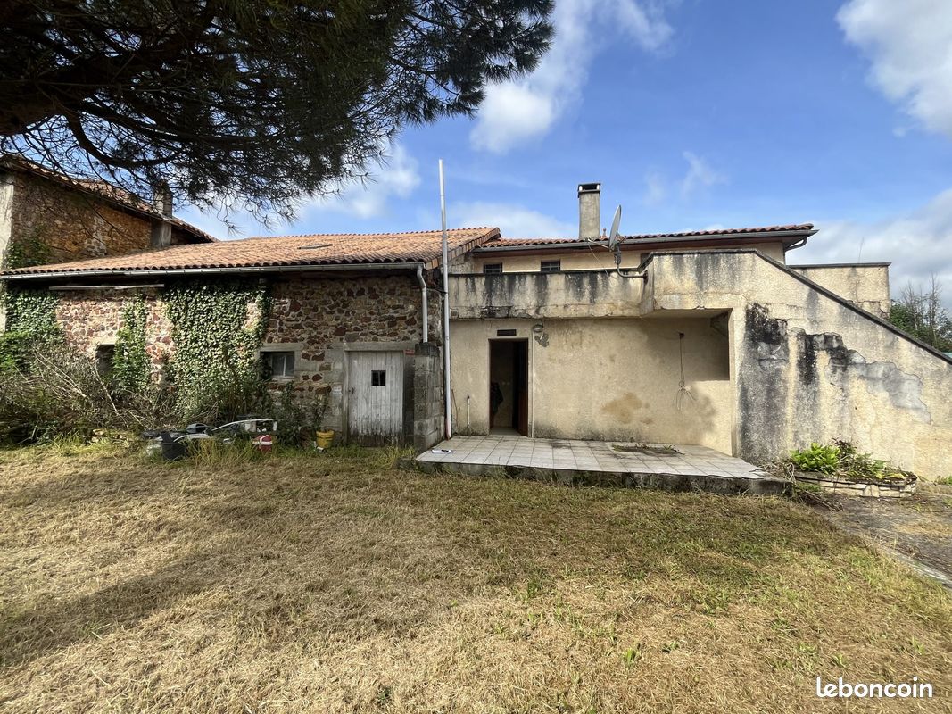 Maison 9 pièces 170 m² · à Terres-de-Haute-Charente · 170 m² · 107 000 €
