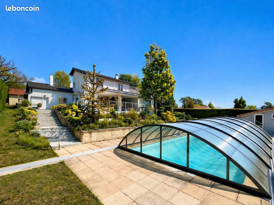 Maison 10 pièces 280 m² · à Saint-Genest-Lerpt · 280 m² · 670 000 €