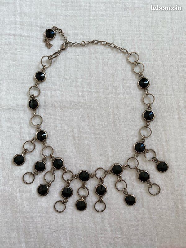 Collier Agatha argenté avec cabochons noirs Collier fantaisie Agatha (image 1)