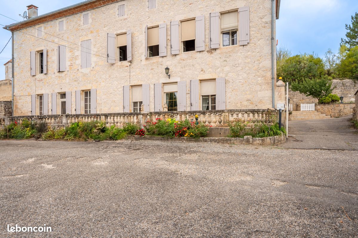 Maison 9 pièces 322 m² · à Laplume · 322 m² · 249 000 €