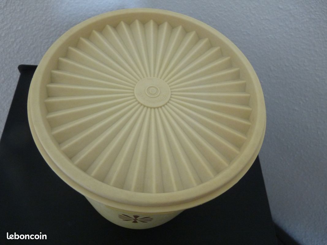 Tupperware - boite Versailles jaune couvercle soleil vintage 1970 (17cm