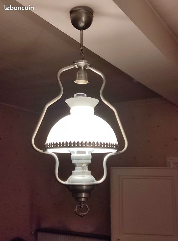 Plafonnier en étain massif avec globe opaline blanche donnant un puissant éclairage et une grande luminosité, produite par une seule ampoule (image 6)