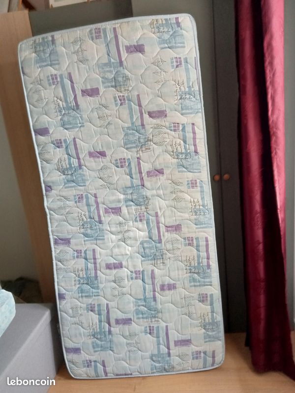 Vends matelas avec sa housse (image 1)