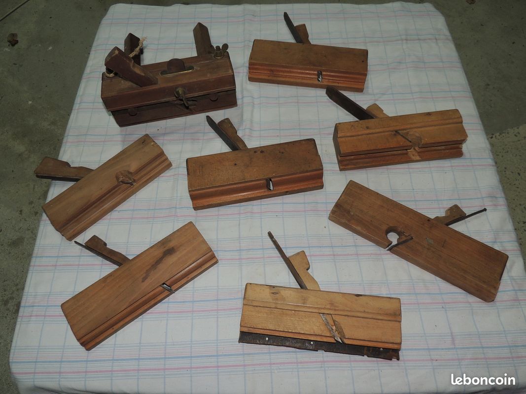 Vieux outils de menuisier en bois (image 1)