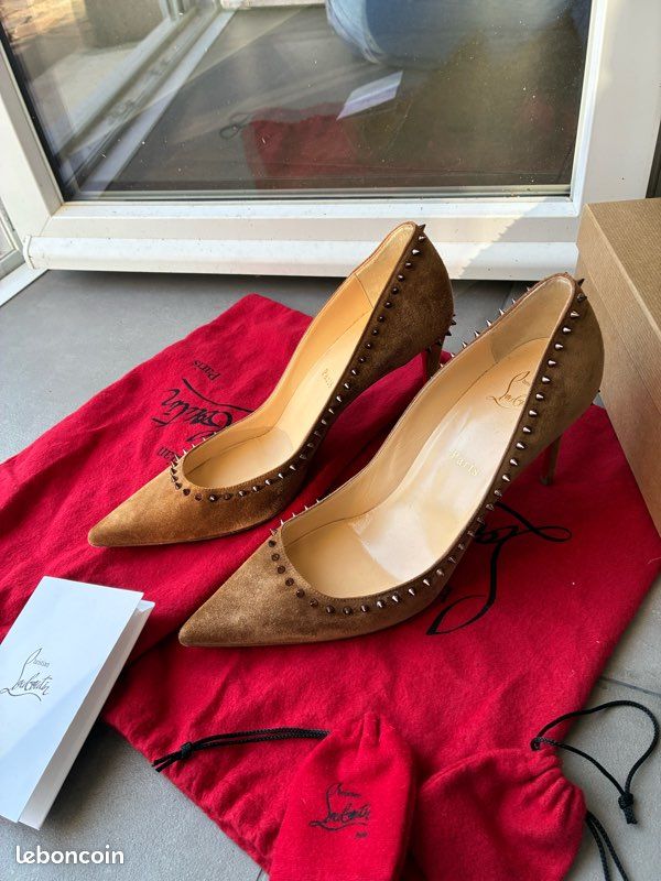 Chaussures à Talons Liliana 'On Lock' Rouge Faux Daim - Taille US 5.5 (Pointure 36?) - Neuves En Boîte