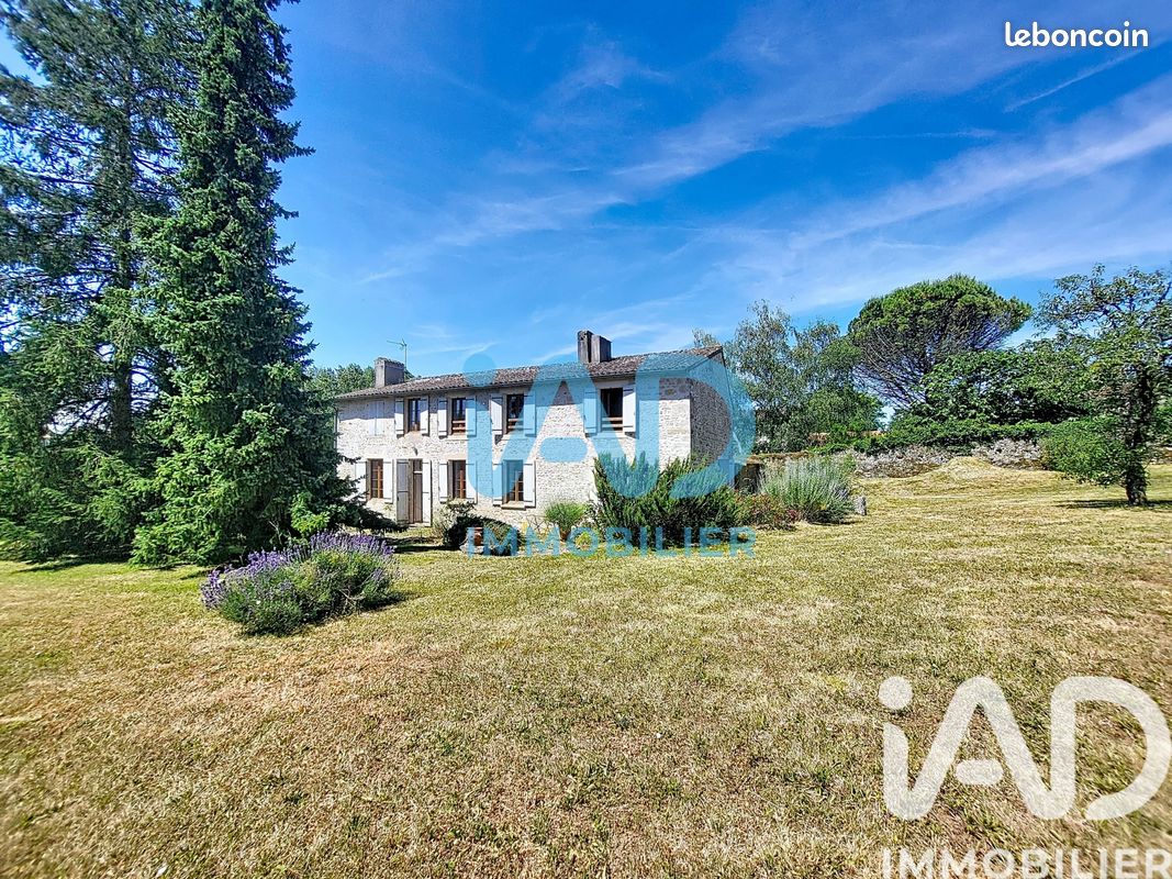 Maison 8 pièces 205 m² · à Xaintray · 205 m² · 260 000 €