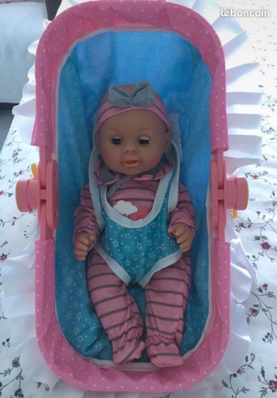 Magnifique Petit Baby đinteractif, avec sac couchage transformable. CouchĂ©. Assis (image 1)