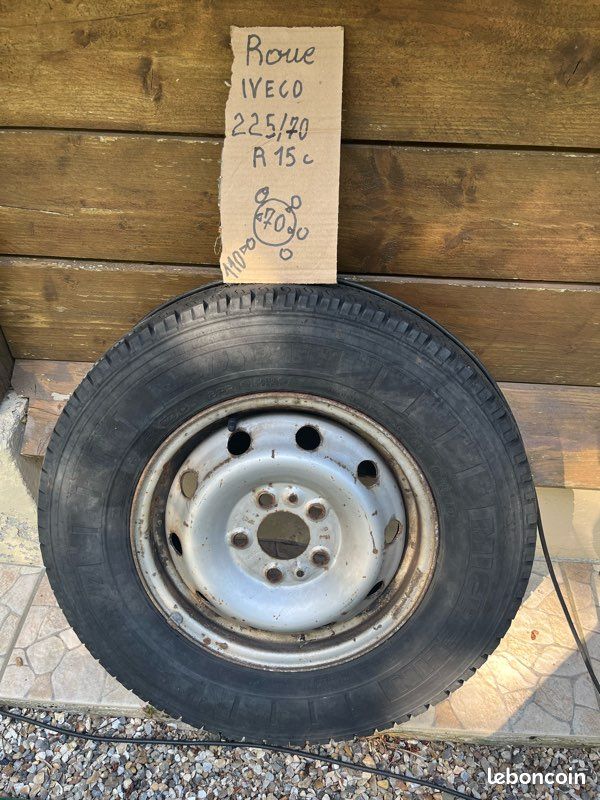 À vendre une roue Iveco pneu Michelin (image 2)