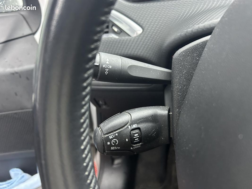 PEUGEOT 208 1.2i 12V - 82 BERLINE Style ( courroie changer + pneu neuf ) (image 13)